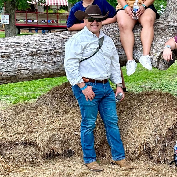 Meet your Posher, Clayton - Picture 1 of 3